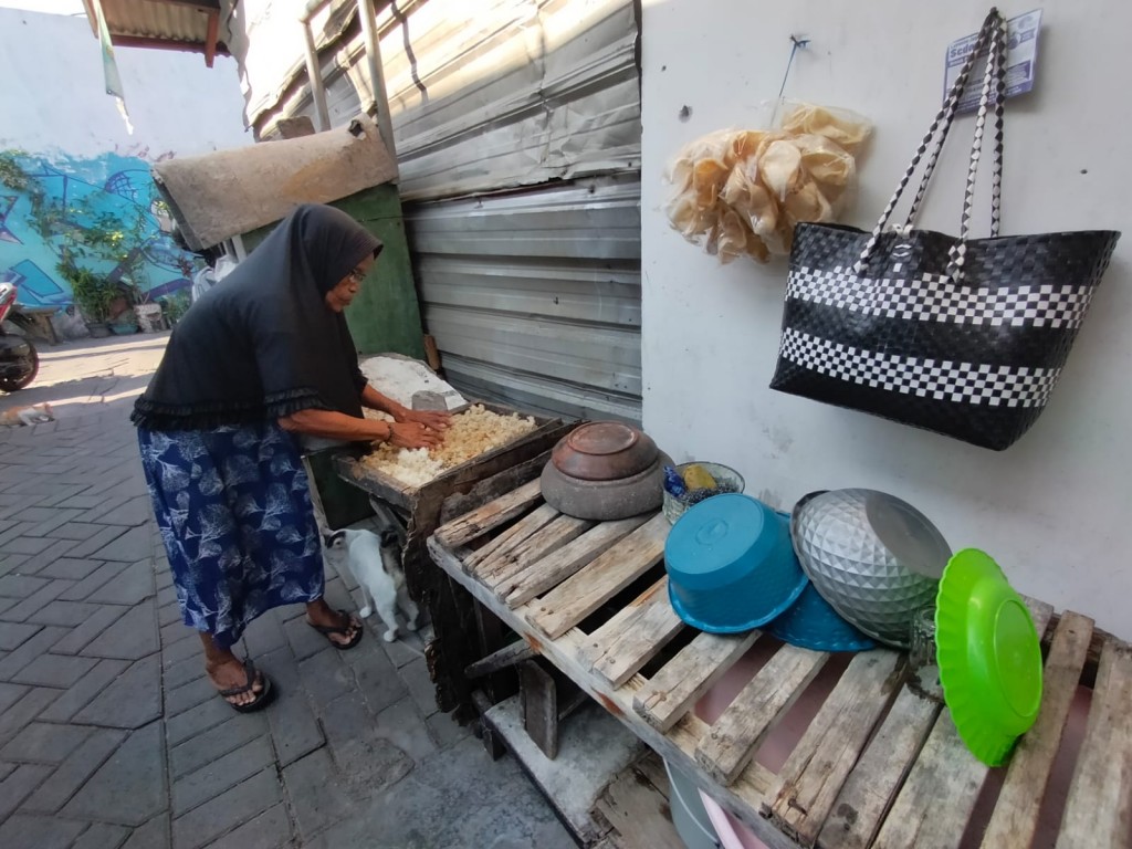 Nenek Sumirah, warga Surabaya, yang tak pernah terima bantuan apapun bahkan jauh sebelum pandemi covid-19. Medcom.id/ Amaluddin 