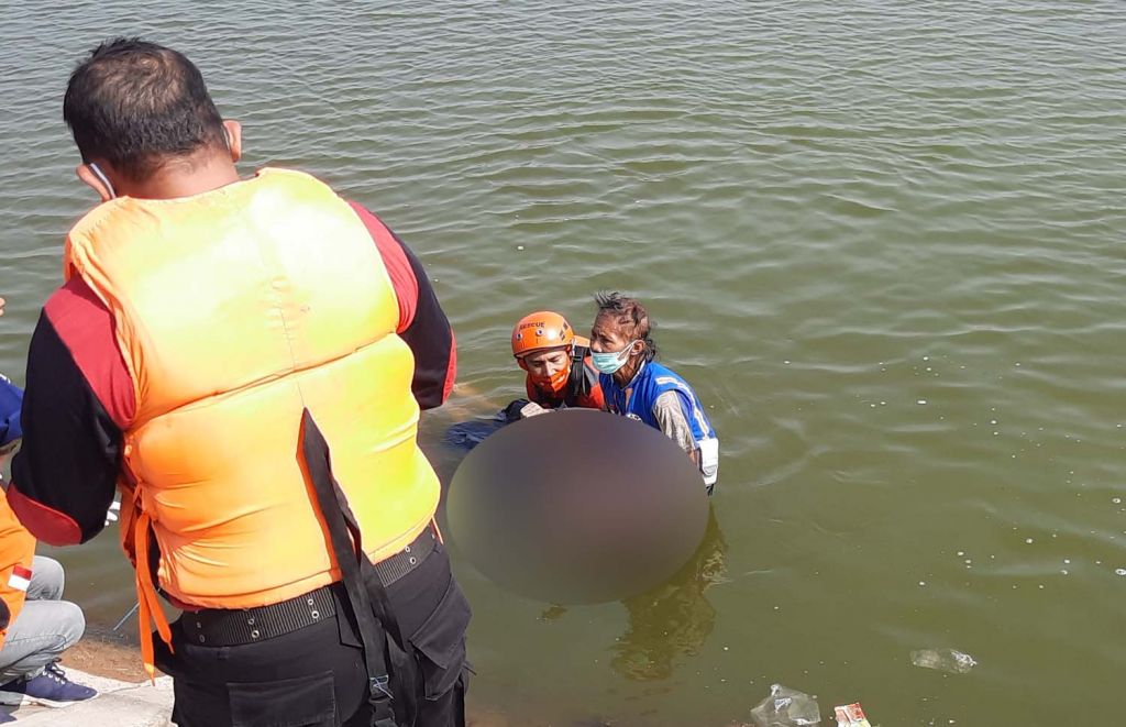 Evakuasi mayat yang ditemukan mengambang di waduk Mojokerto (Foto / Istimewa)