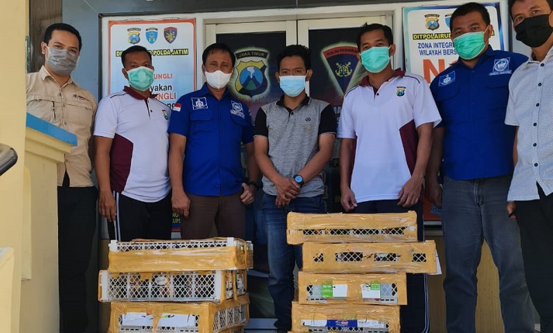 Tersangka MK diamankan bersama barang bukti burung yang dilindungi (Foto / istimewa)