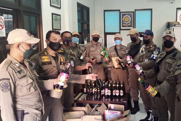 Satpol PP Gresik menunjukkan barang bukti miras dari sebuah toko di Manyar (Foto / Istimewa)