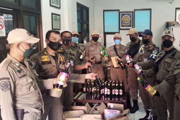 Satpol PP Gerebek Penjualan Miras Berkedok Toko Listrik di Gresik