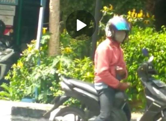 Seorang pemotor menunjukkan alat kelaminnya di depan emak-emak (Foto / Istimewa)