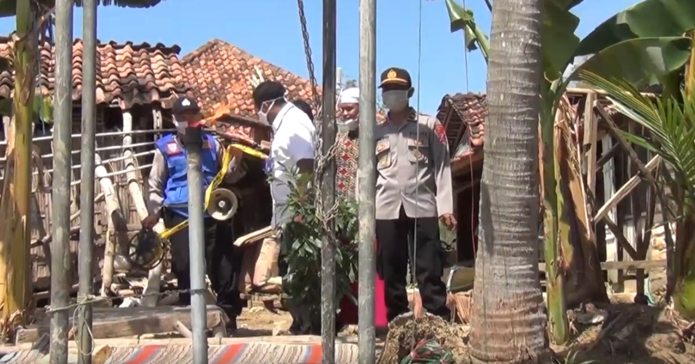 Petugas memasang garis polisi di lokasi sumur yang menyemburkan gas dan api (Foto / Metro TV)