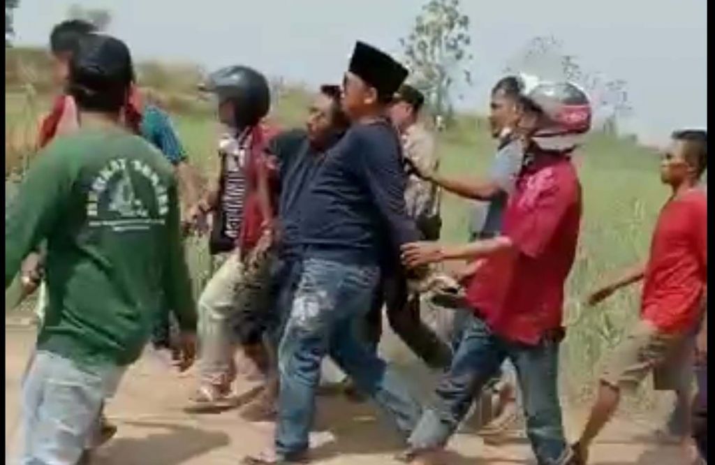 Edy dikeler polisi usai tertangkap di kebun tebu Mojokerto (Foto / Metro TV)