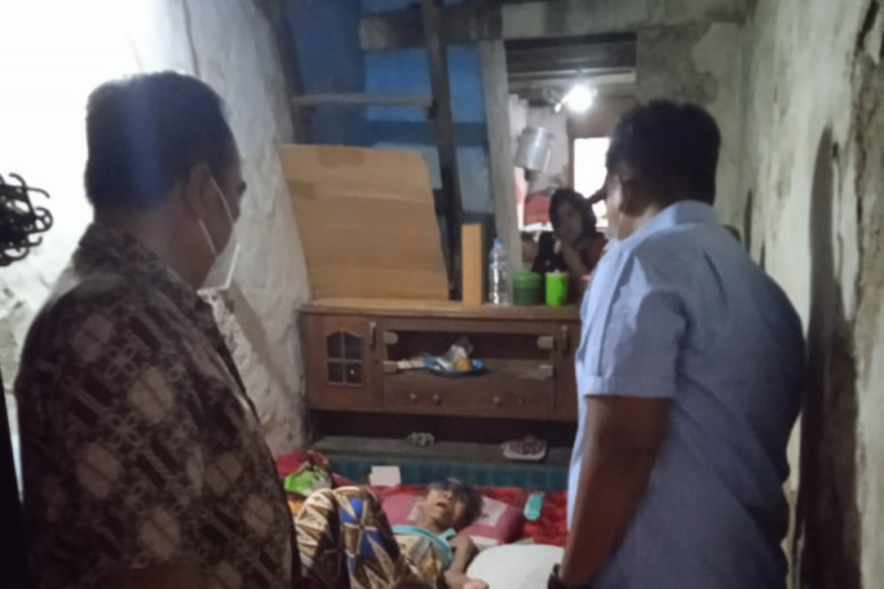 Sejumlah petugas dari Pemkot Surabaya mengunjungi nenek Rumiyah (78) yang tinggal di Kalimas Hilir, Kelurahan Nyamplungan, Kecamatan Pabean Cantian, Kota Surabaya, Jumat, 27 Agustus. Antara/HO-Humas Pemkot Surabaya