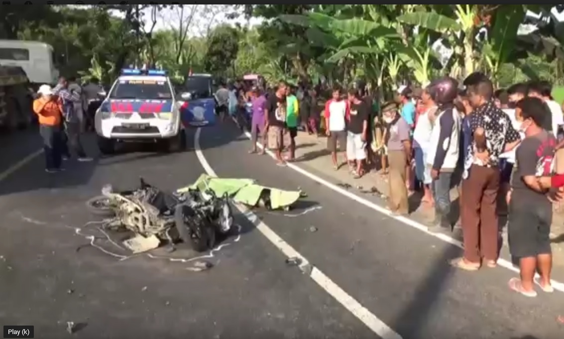 Oleng, Pemotor Tewas Disantap Truk