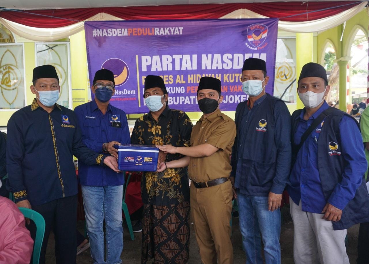 Partai NasDem melakukan vaksinasi di pondek pesantren Al Hidayah, Desa Simbaringin, Kecamatan Kutorejo; (ft/tamam)