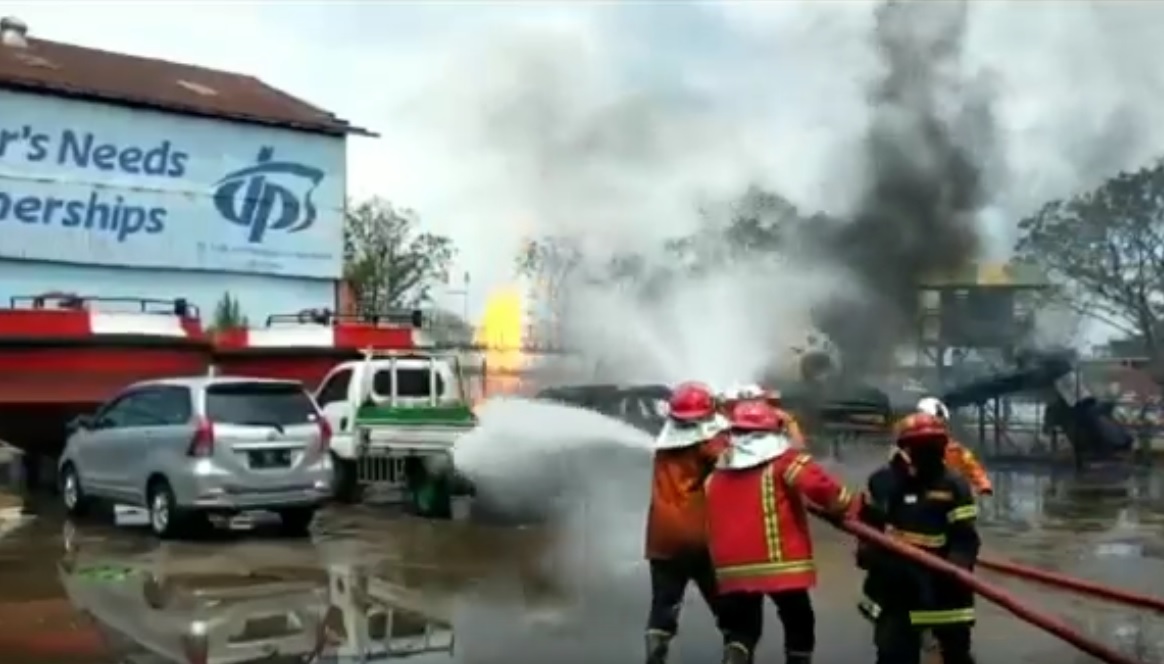 Truk Tangki Elpiji di Perusahaan Dok dan Perkapalan Surabaya Terbakar