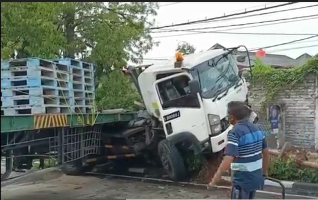 Bikin Macet, Truk Trailer Nyungsep di Tuban