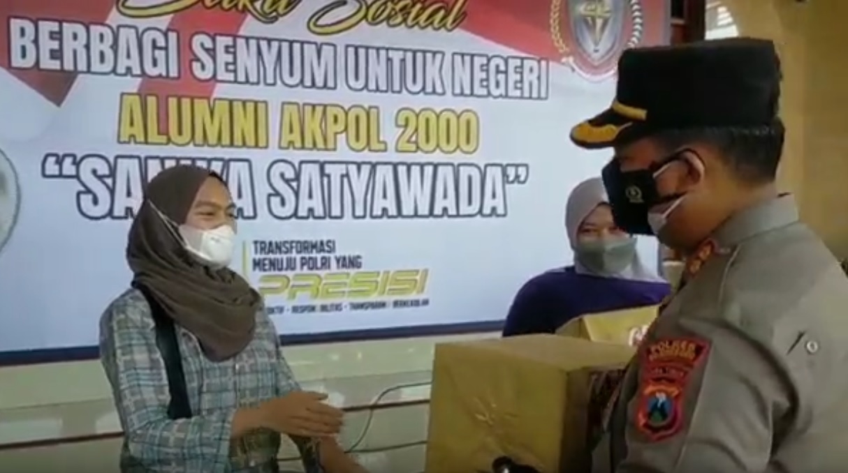 Kapolres Bojonegoro, AKBP Eva Guna Pandia memberikan paket sembako kepada peserta vaksin. (metrotv)