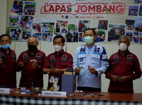 Petugas menunjukkan sejumlah barang terlarang masuk dalam lapas (Foto / Metro TV)
