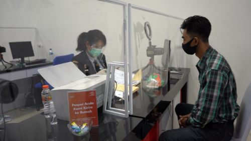 Salah petugas imigrasi sedang melayani pemohon paspor baru (Foto / Metro TV)