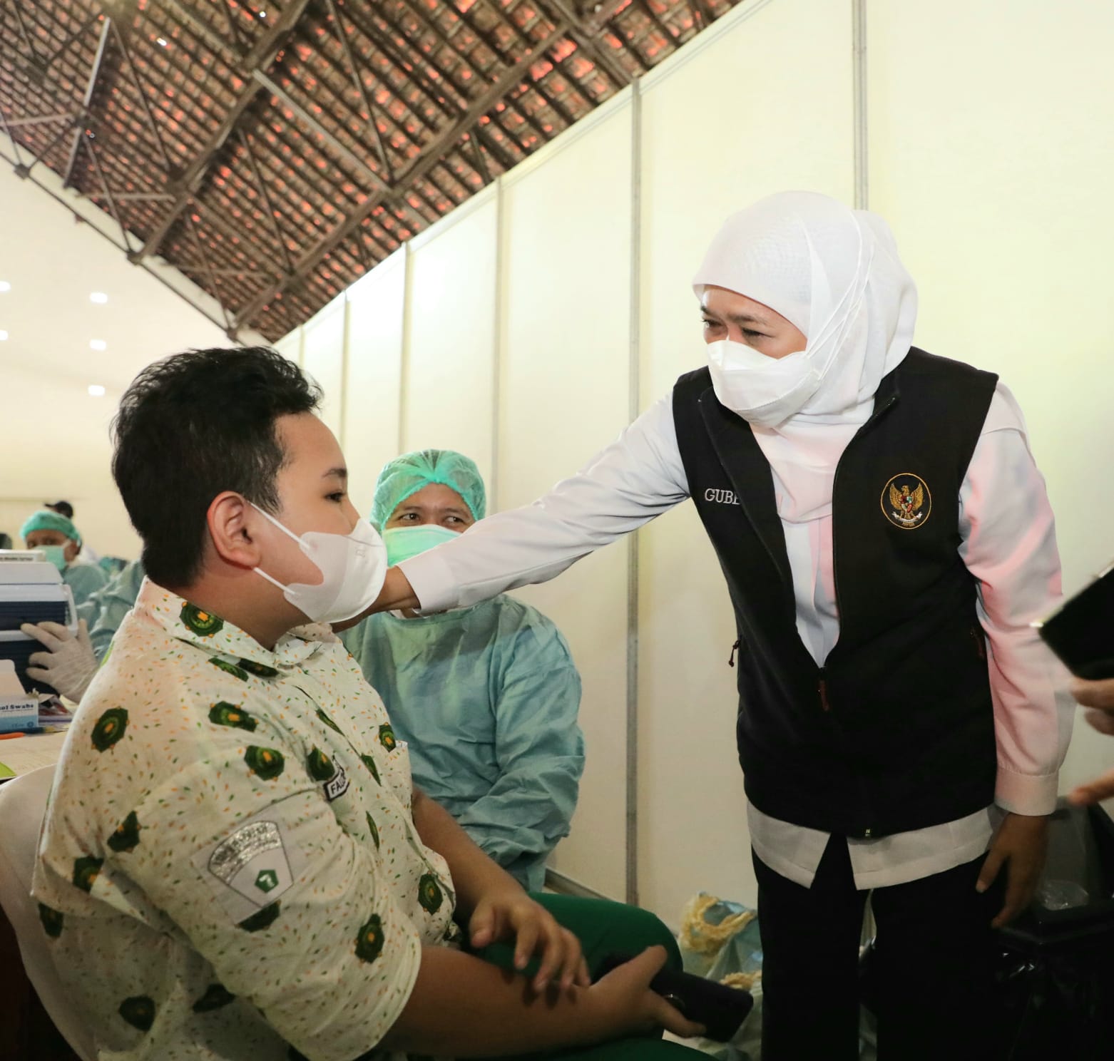 Gubernur Jatim, Khofifah Indar Parawansa  saat meninjau vaksinasi pelajar di di SMA Khadijah Surabaya (Foto / Metro TV)