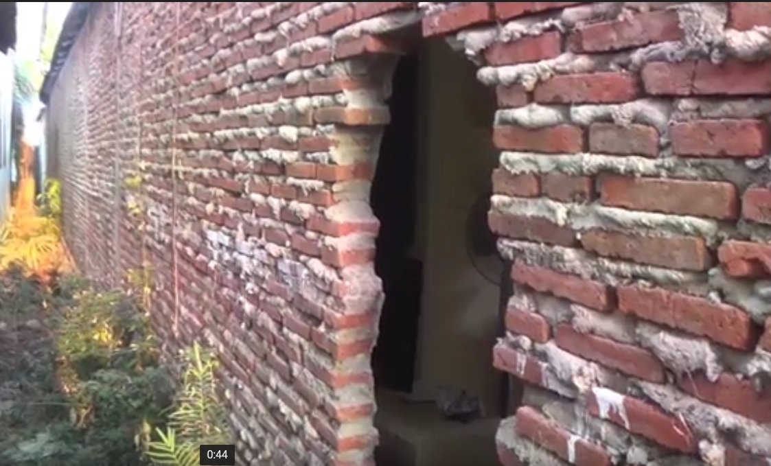 Tembok rumah pegawai Pemkot Probolinggo yang dijebol maling. (metrotv)