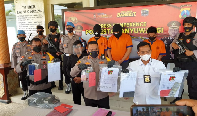 Polisi menunjukkan barang bukti dokumen palsu antigen yang digunakan untuk menyeberang di Pelabuhan Gili Manuk (Foto / Metro TV)