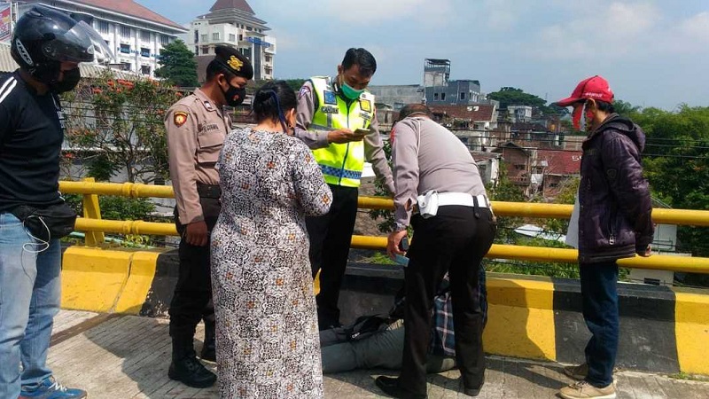 Petugas menyelamatkan salah satu mahasiswa yang hendak melakukan percobaan bunuh diri dengan melompat dari jembatan (Foto / Metro TV) 