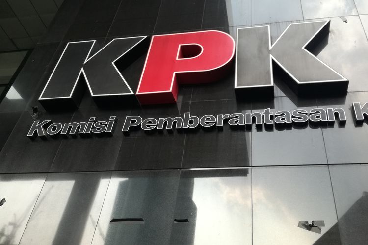 KPK Geledah Rumah Pribadi Bupati Puput dan Suaminya di Probolinggo