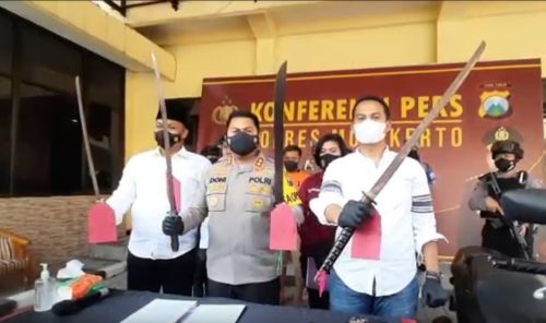 Kapolres Mojokerto, AKBP Dony Alexander menunjukkan barang bukti senjata tajam yang dipakai menyerang warga. (metrotv)