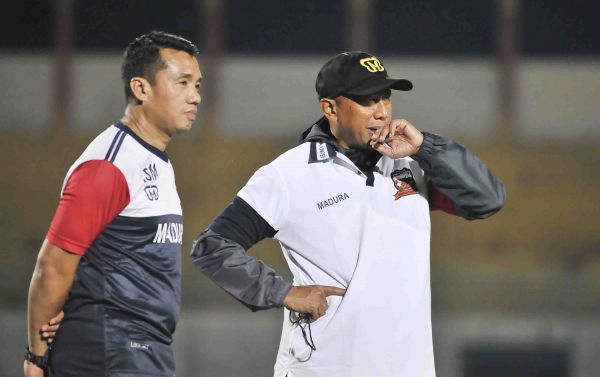 Manajer sekaligus pelatih Madura United, Rahmad Darmawan (kanan). (foto/clicks.id)