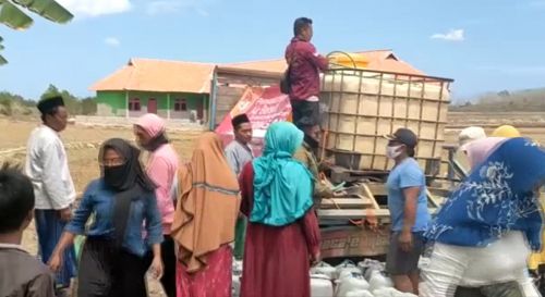 Warga Desa Gelaman, Kecamatan Arjasa, Kangean menyerbu truk pengangkut air. (metrotv)