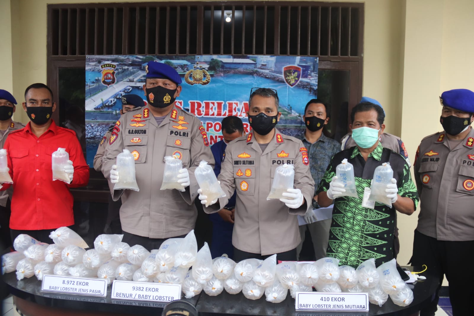 Dipolairud Polda Banten, Kombes Pol Giuseppe Reinhard Gultom dan Kabid Humas Polda Banten, AKBP Shinto Silitonga menunjukkan barang bukti penyelundupan benur yang berhasil digagalkan (Foto/ Metro TV)