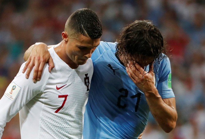 Cristiano Ronaldo membantu memapah Edinson Cavani saat Portugal disingkirkan Uruguay dari Piala Dunia 2018 