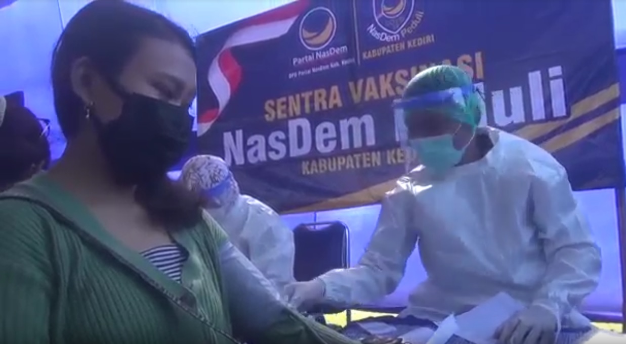 Partai Nasdem mengelar vaksinasi gelombang kedua  di Kabupaten Kediri. (metrotv)