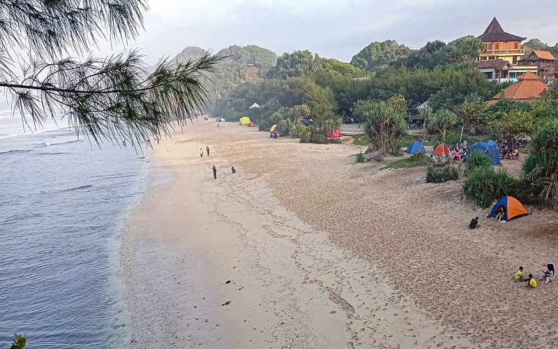 Pantai Kodok Lamongan menjadi salah satu destinasi wisata yang banyak dikunjungi wisawatan (Foto / Istimewa)