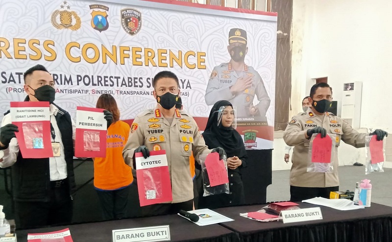 Kapolrestabes Surabaya Kombes Pol Akhmad Yusep Gunawan menunjukkan barang bukti hasil ungkap kasus aborsi di sebuah hotel Surabaya (Foto / Metro TV)