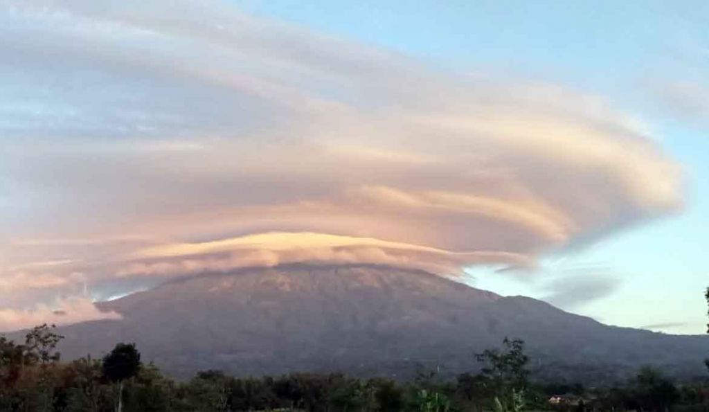 Topi awan nampak muncul di puncak Gunung Lawu, Magetan (Foto / Istimewa)