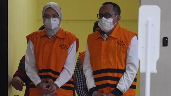 Wakil Ketua Komisi IV DPR RI, Hasan Aminudin dan istrinya, Bupati Probolinggo Puput Tantriana Sari saat ditangkap KPK (Foto/ Metro TV)