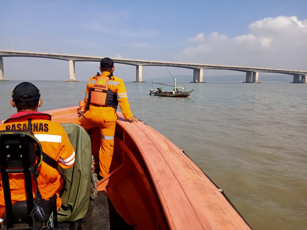 Tim SAR saat melakukan pencarian terhadap korban bunuh diri dengan cara melompat dari jembatan Suramadu (Foto / Metro TV)