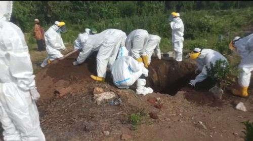 Proses pemakaman jenazah covid-19 (Foto / Metro TV)