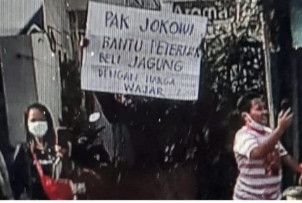 Aksi warga Blitar membentangkan poster di depan mobil Presiden Jokowi (metrotv) 