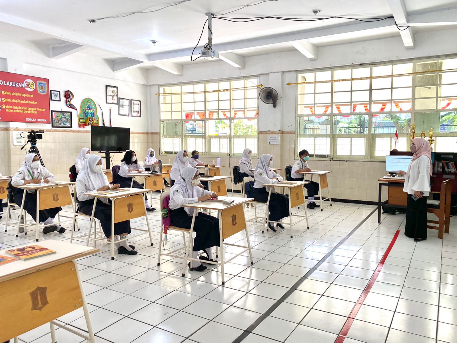 Suasana PTM terbatas siswa kelas 9 SMP Negeri 1 Surabaya  (Foto / Reno / Metro TV)