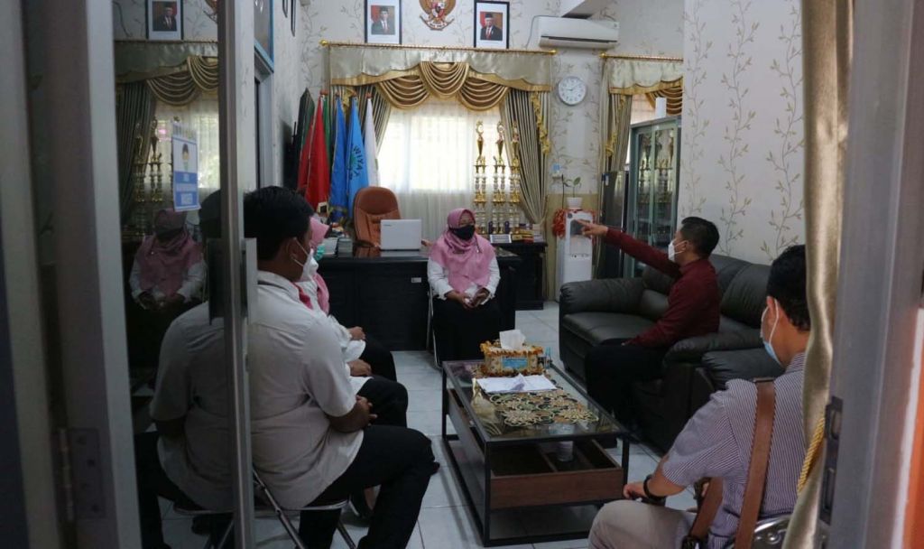 Sekretaris Fraksi PDIP DPRD, Abdul Ghoni Mukhlas Ni'am saat meminta klarifikasi ke Kepala Sekolah SPMN 54, Surabaya (Foto / Metro TV)