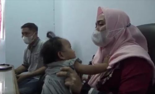  Dwi Usriya Kartini dan anaknya mengadu ke Badan Kehormatan DPRD Situbondo. (metrotv)