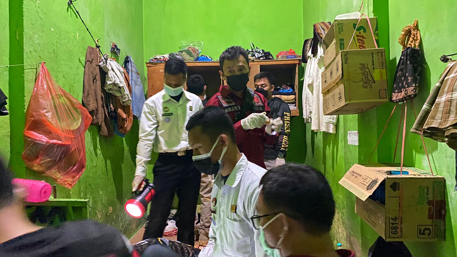 Petugas merazia Lapas Sidoarjo untuk mengantisipasi kebakaran seperti yang terjadi di Lapas Kelas 1 Tangerang (Foto / Metro TV)