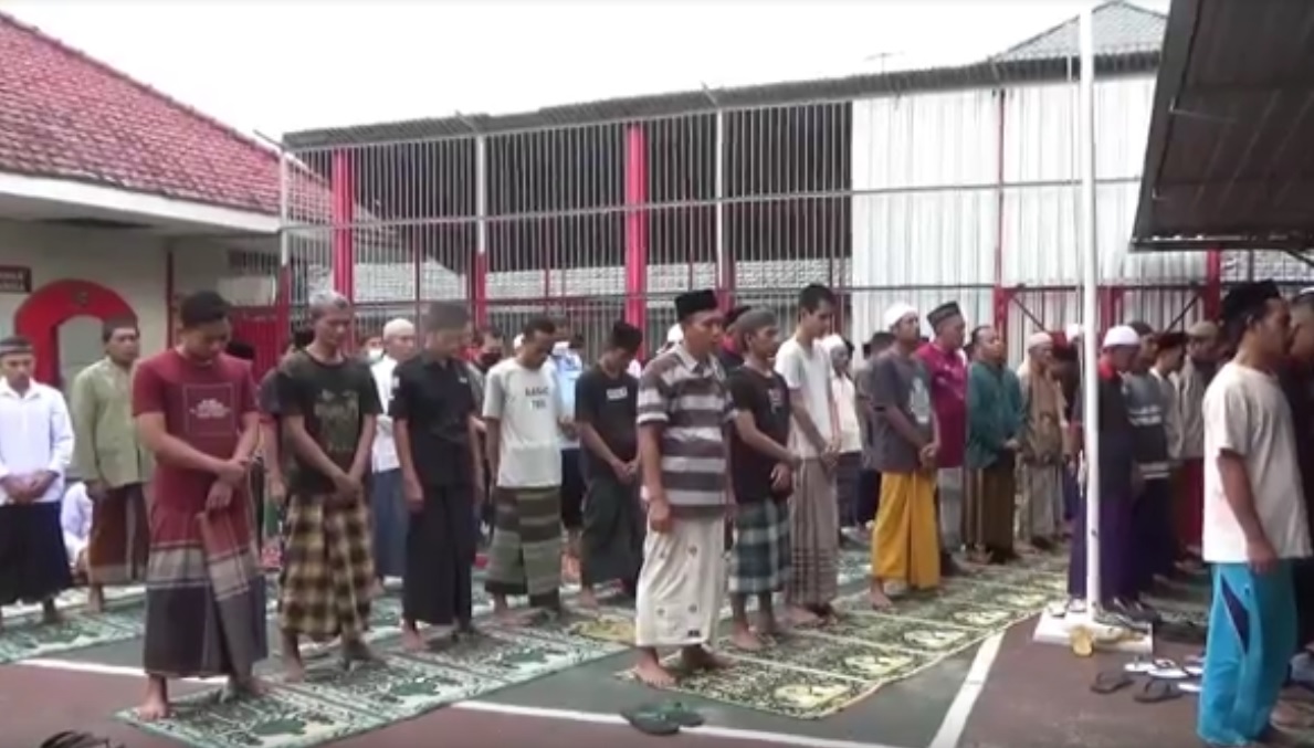 Narapidana penghuni Lapas Jember menggelar sholat ghaib. (metrotv)