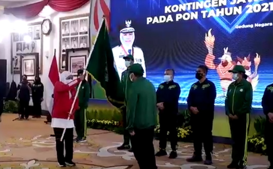 Khofifah Lepas Kontingen PON Jatim, Bonus Belum Diungkap