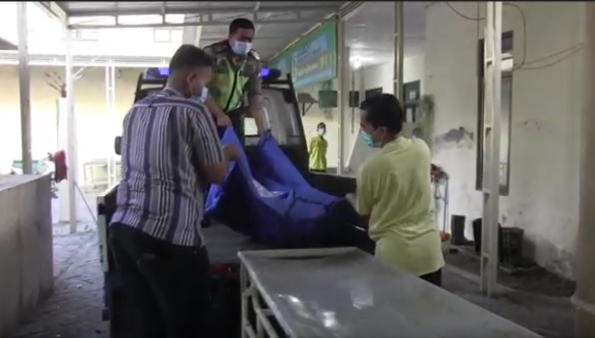 Jasad korban tabrak lari dievakuasi ke ruang pemulasaran jenazah RSUD Dr Haryoto Lumajang. (metrotv)