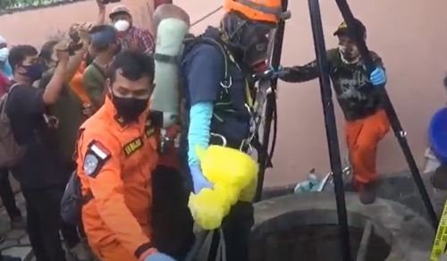 Evakuasi jasad bayi yang dibuah dalam sumur di Banyuwangi. (metrotv)