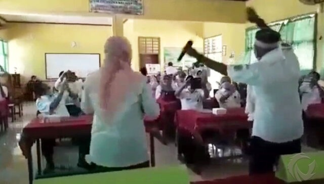 Aksi Kepala Dinas Pendidikan Kabupaten Bondowoso, Sugiono Eksantoso berjoget dangdut yang viral di media sosial. (metrotv)
