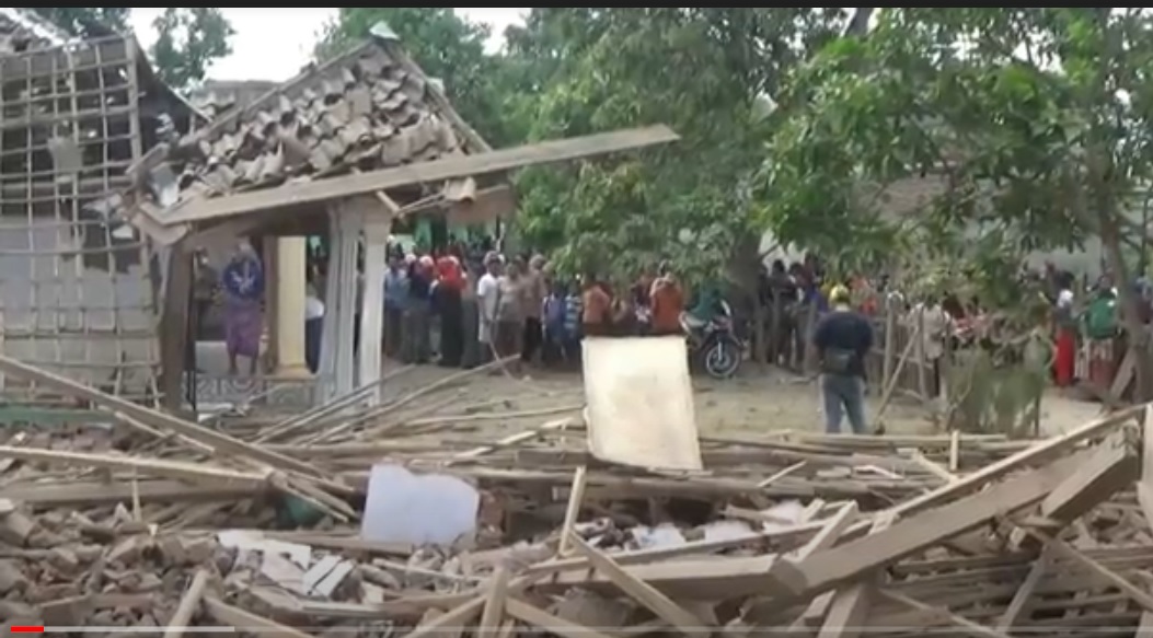 Puing reruntuhan rumah akibat ledakan bom ikan di Pasuruan (metrotv)