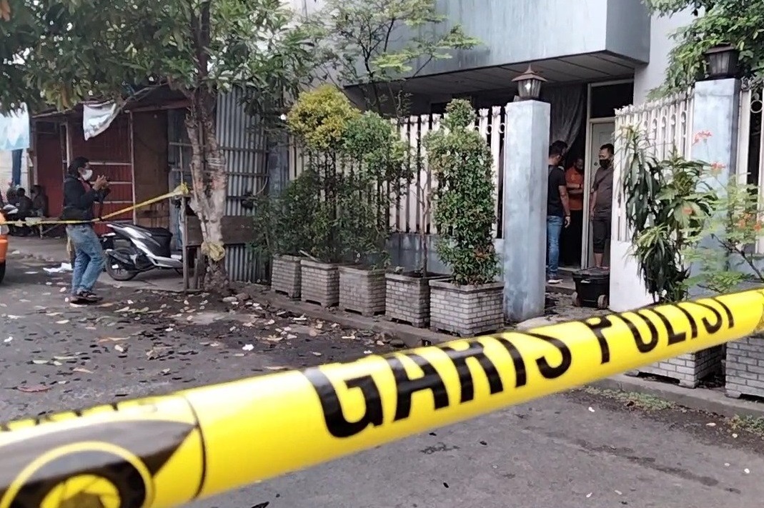 Garis polisi dibentang di lokasi ledakan rumah di Mojokerto (Foto / Metro TV)