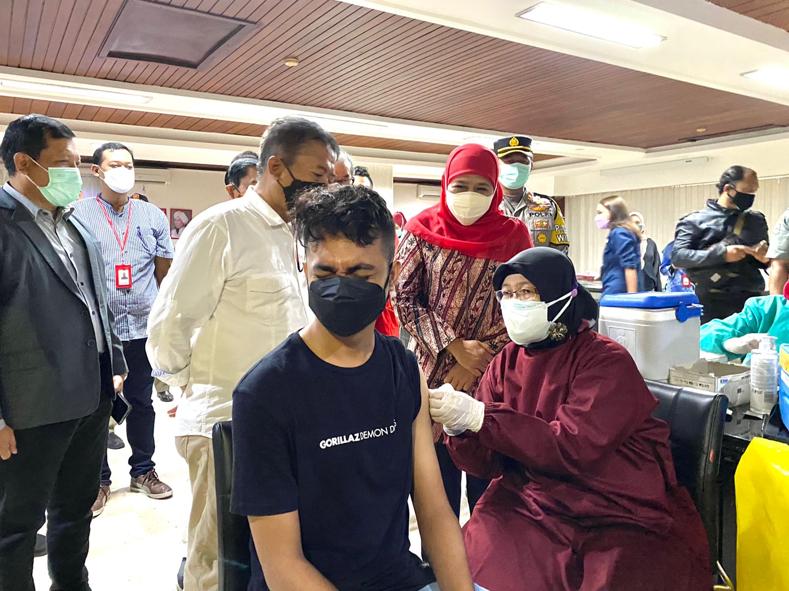 Gubernur Khofifah Indar Parawansa saat meninjau vaksinasi di kampus Untag Surabaya (Foto / Reno / Metro TV)