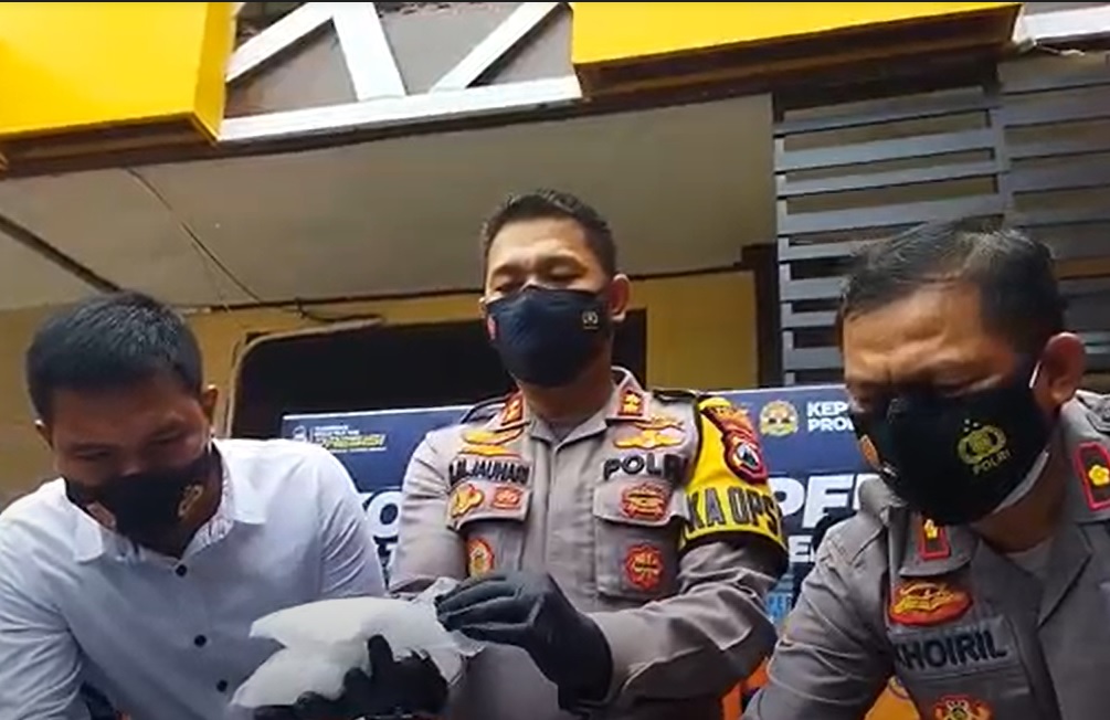 Kapolresta Probolinggo, AKBP RM Jauhari menunjukkan barang bukti sabu. (metrotv)