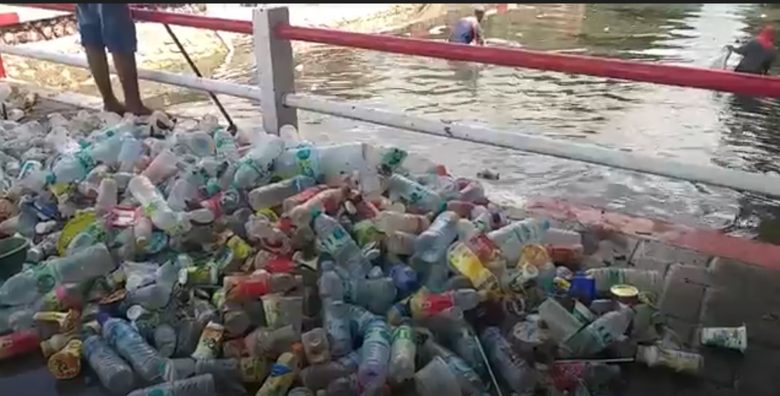 Hujan Turun, Tumpukan Sampah Plastik Menggunung