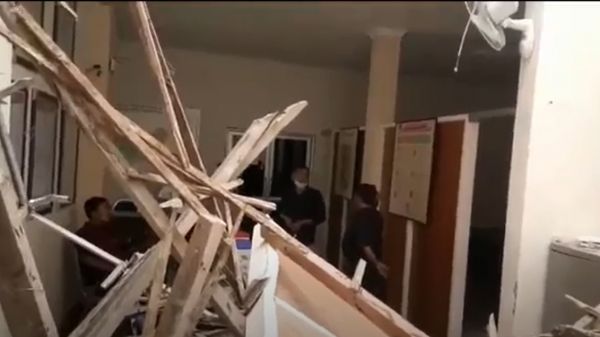 Tidak Ada Hujan, Atap Gedung KPU Bojonegoro Mendadak Ambruk