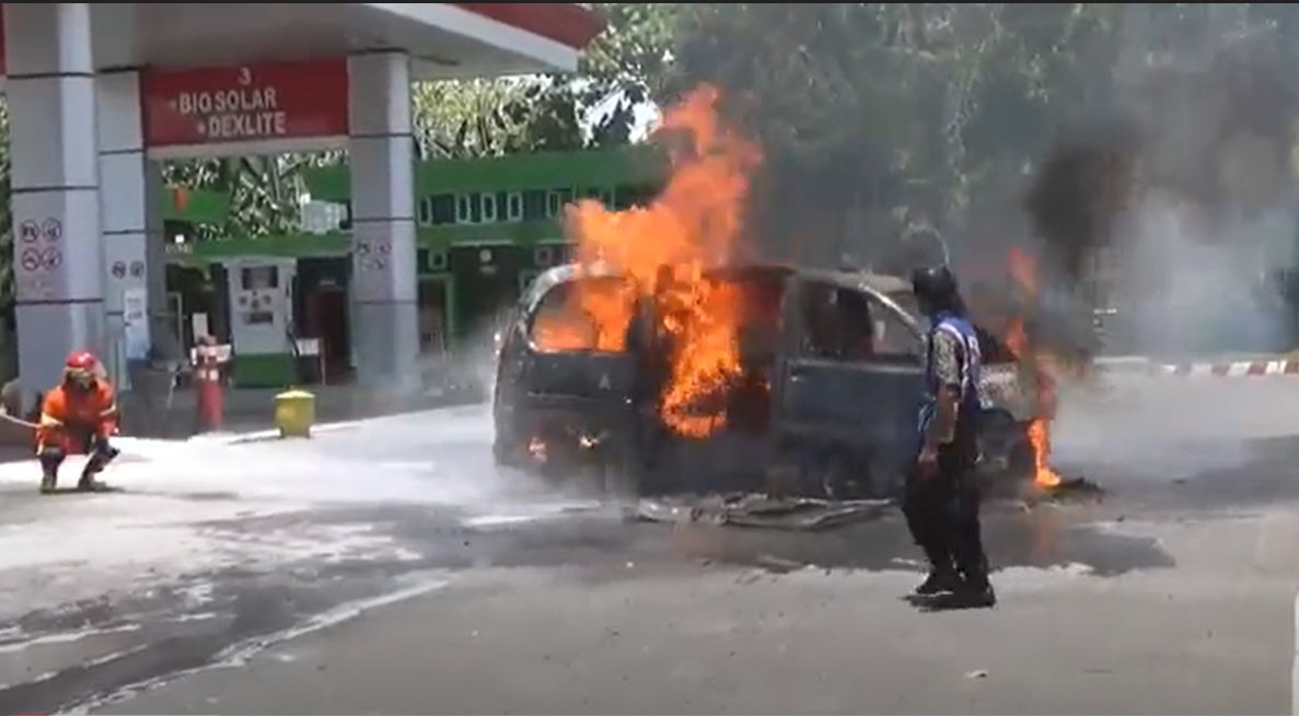 Minibus ludes terbakar setelah mengisi bahan bakar di SPBU Kecamatan Loceret, Kabupaten Nganjuk, 